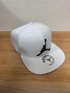 ホワイト ジャンプマンロゴ スナップバックキャップ