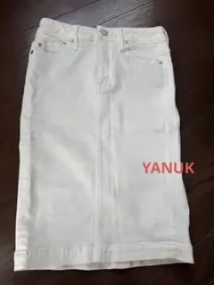 YANUK ホワイト デニム タイトスカートSのサムネイル