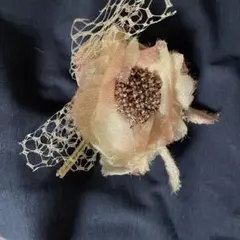 コサージュブローチ　ビーズとリボン付き