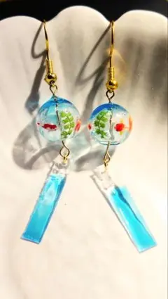 人気♪ 風鈴ピアス 回遊金魚透明特大玉 手描きシェル短冊 浴衣 和風 