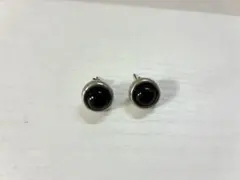 黒いスタッドピアス