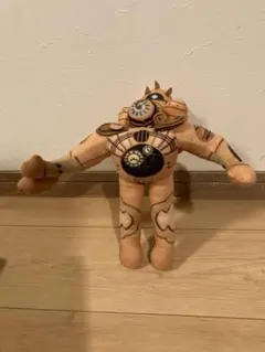 オレンジ色のキャラクターぬいぐるみ
