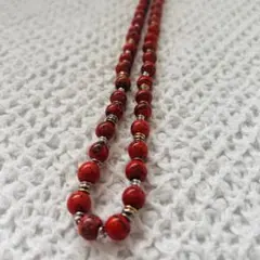 赤いビーズのロングネックレス　珊瑚のようなビーズ