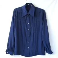 古着　紺色の水玉シャツ　キラキラ輝く飾りボタン