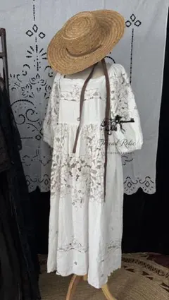 Antique刺繍入りホワイト長袖ワンピースとストローハット