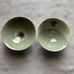 緑色の高麗青磁、花柄飯碗2個セット