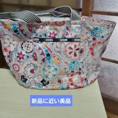 新品に近い美品 LeSportsacのトートバッグ、ペイズリー柄