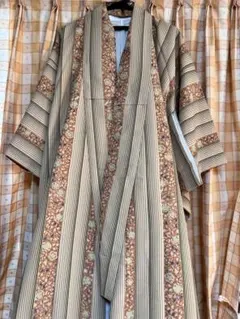 ストライプと花柄の絹着物と赤帯