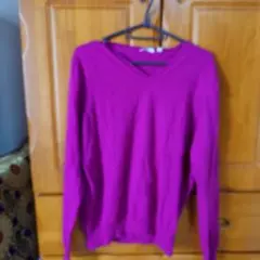 UNIQLO マゼンタ Vネック ニットセーター M