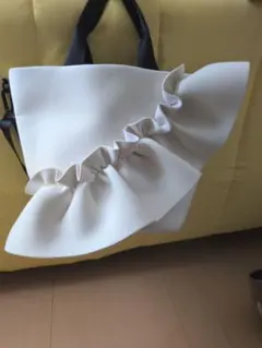 フリルデザイン ホワイトハンドバッグ