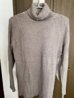 ベージュ タートルネック ニット