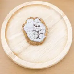 丸まっているくまの刺繍ブローチ