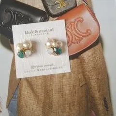 再販！の大人グリーンのガラスストーンと淡水パールのビジューピアス