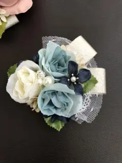 ハンドメイドコサージュ　ブルーのバラ