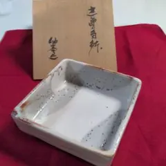 【未使用・共箱付】志野焼 仙山窯 安藤日出武 作 脚付角鉢 (皿・菓子器)のサムネイル