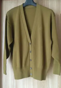 美品　オリーブグリーン　長袖カーディガン　胸にワンポイント刺繍