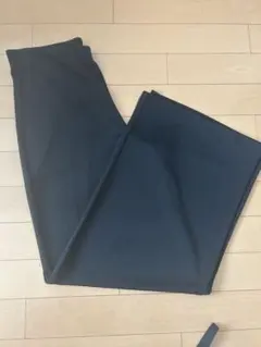 ユニクロ　クレープジャージーストレートパンツ