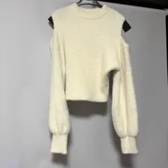 肩開きアイボリーニット