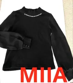 MIIA パールとビーズ装飾 黒モックネックニット　袖はジョーゼットのトップス