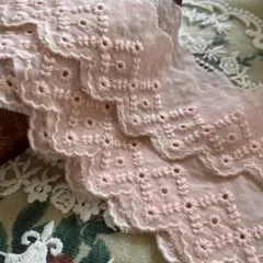 ピンクの刺繍入りレースリボン 約5センチ幅　1M
