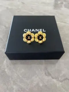 CCロゴピアス　ゴールド ブラック フラワーピアス