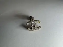 CHANELロゴ片耳ピアス