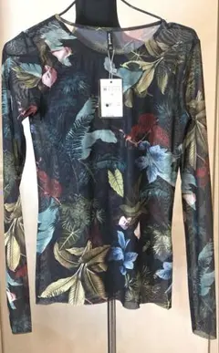 stradivarius ボタニカル柄 シアートップス