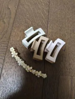 【4つセット】3つのヘアクリップと花のヘアピンセット