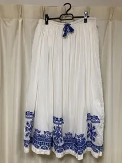 OPAQUE.CLIP 刺繍入り　ホワイト ブルーロングスカート
