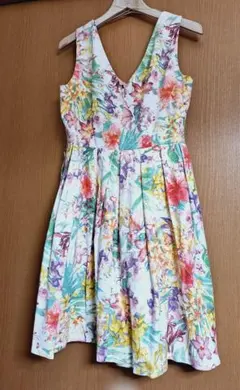 【未使用品】ベネトン　花柄ワンピース　フラワー