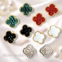【再販】クローバーフラワーピアス 黒赤緑白　ハンドメイド　スワロフスキー