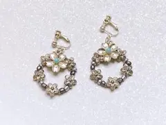 アンティーク調 イヤリング スモーキーシルバー フラワーリース