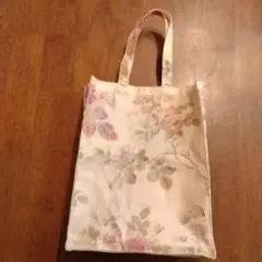 LAURA ASHLEY　ビニール製花柄トートバッグ 約30cm x 23cm