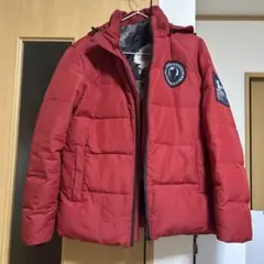 レッドのダウンジャケット、フラワープリント