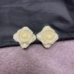クリーム色 バラ型 イヤリング 約3cm