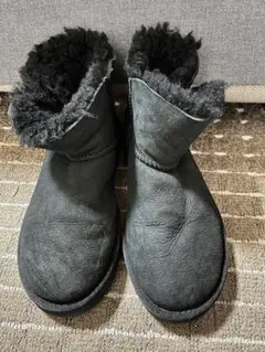 UGG 37