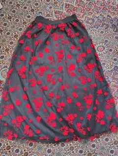 SHEIN 黒赤花柄フレアスカート