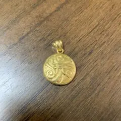 装飾的な円形ペンダント