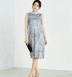 刺繍入りライトブルーノースリーブドレス