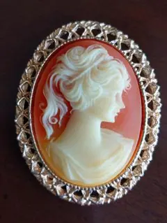 カメオデザインのブローチ オレンジ