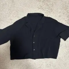 黒のクロップドシャツ 半袖