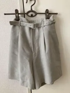 グレー ベルト付き タック入りショートパンツ