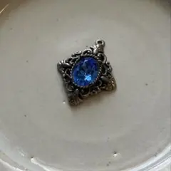 ヴィンテージ調ブルーガラス ペンダントトップ アンティーク風 透かし装飾@3cm