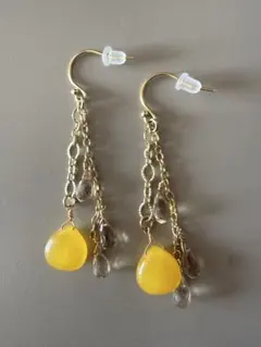 イエローとクリアのダングルピアス