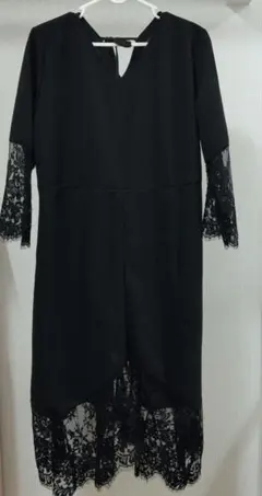 黒のレース裾付き七部袖ワンピース