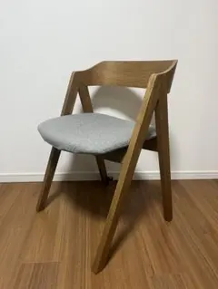 木製フレームのグレー布張り椅子(東京引き取り、搬送可能) 木製フレームのグレー布張り椅子(東京引き取り、搬送可能