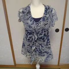 DoCLASSE..フリル付き青と白の半袖シャツ