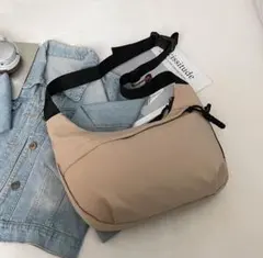 ボディバッグ ショルダーバック ベージュ　斜めがけ　三日月型　男女兼用