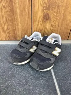 New Balance 313 キッズスニーカー ブラック/ゴールド