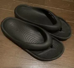 crocs メロウ リカバリー フリップ サンダル 黒 27cmのサムネイル